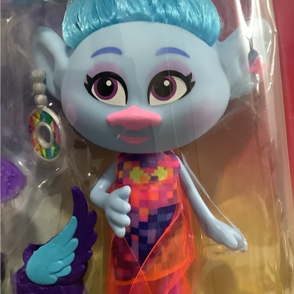 DreamWorks Trolls World Tour Glam Chenille Fashion Doll and accessories - Picture 6 of 7